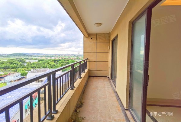 南怡湾急售三房,全新未入住,单价一万四,单边对流通透户型,南沙保利城