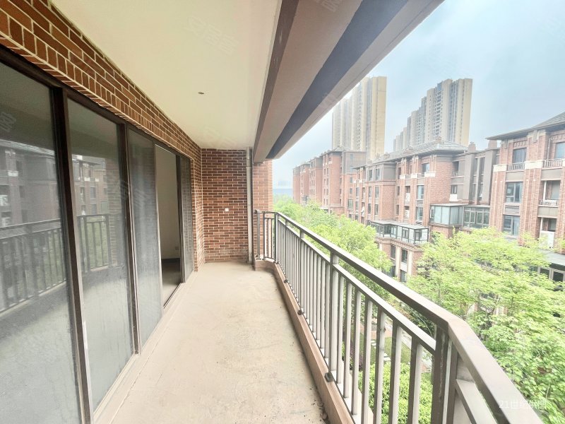 绿地国际博览城御珑3室2厅2卫125㎡南180万