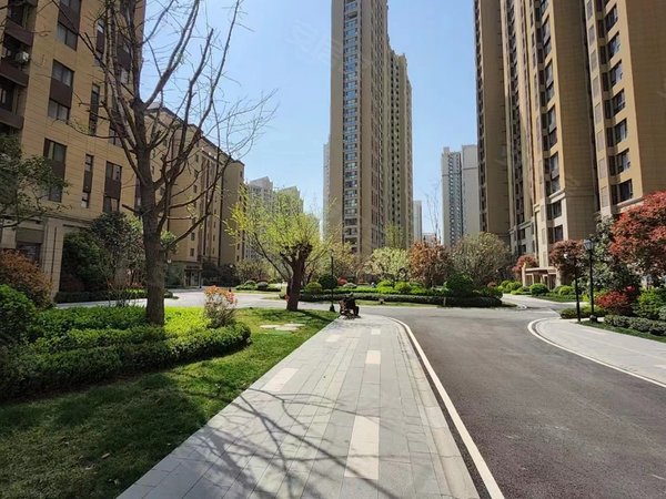 西安雁塔雁塔西路东八里村安置楼无中介 纬一街地铁口 西安邮电大学