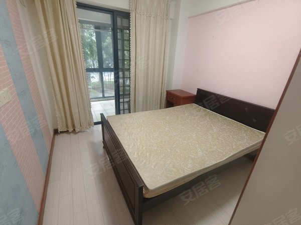 福州晋安五四北三木城a区出门就是地铁,对面就是i33广场,比邻永辉超市