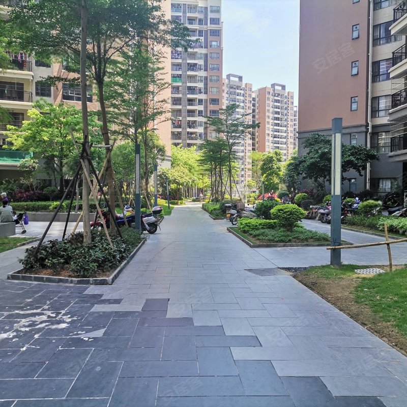 和谐,主要是周边白领,老人 小区内有大型泳池和健身设施和儿童乐园