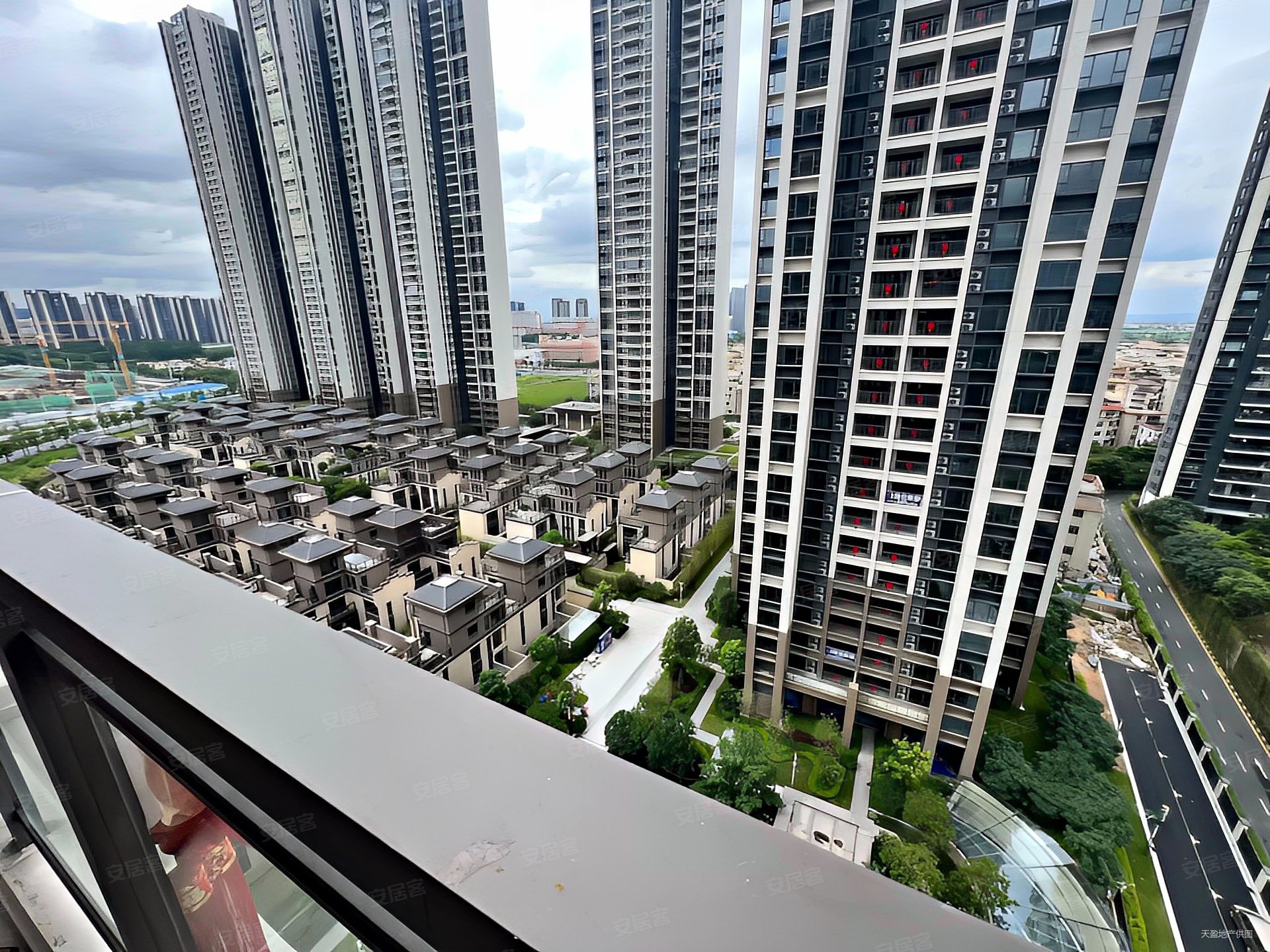 320万凤语潮鸣复式4房带全屋空调看花园满2年安静