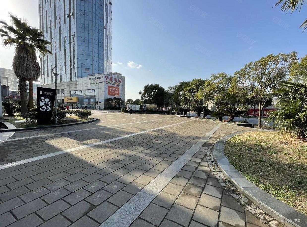 绿地峰汇商务广场2室2厅2卫50㎡南81.8万