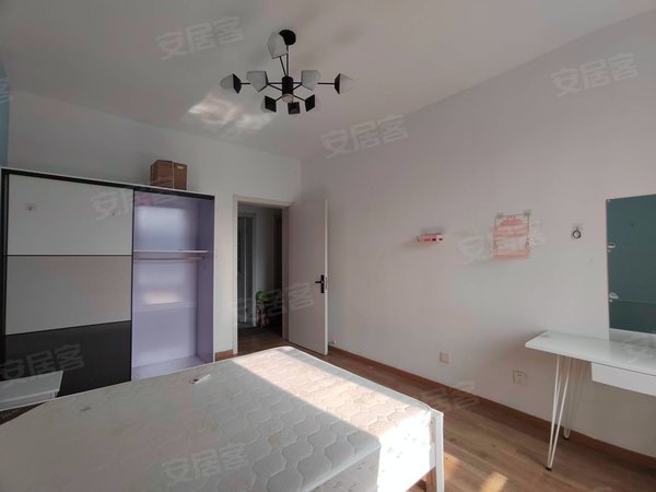 上海宝山高境逸景佳苑3号线地铁站边400米 朝南带飘窗 燃气做饭 近新