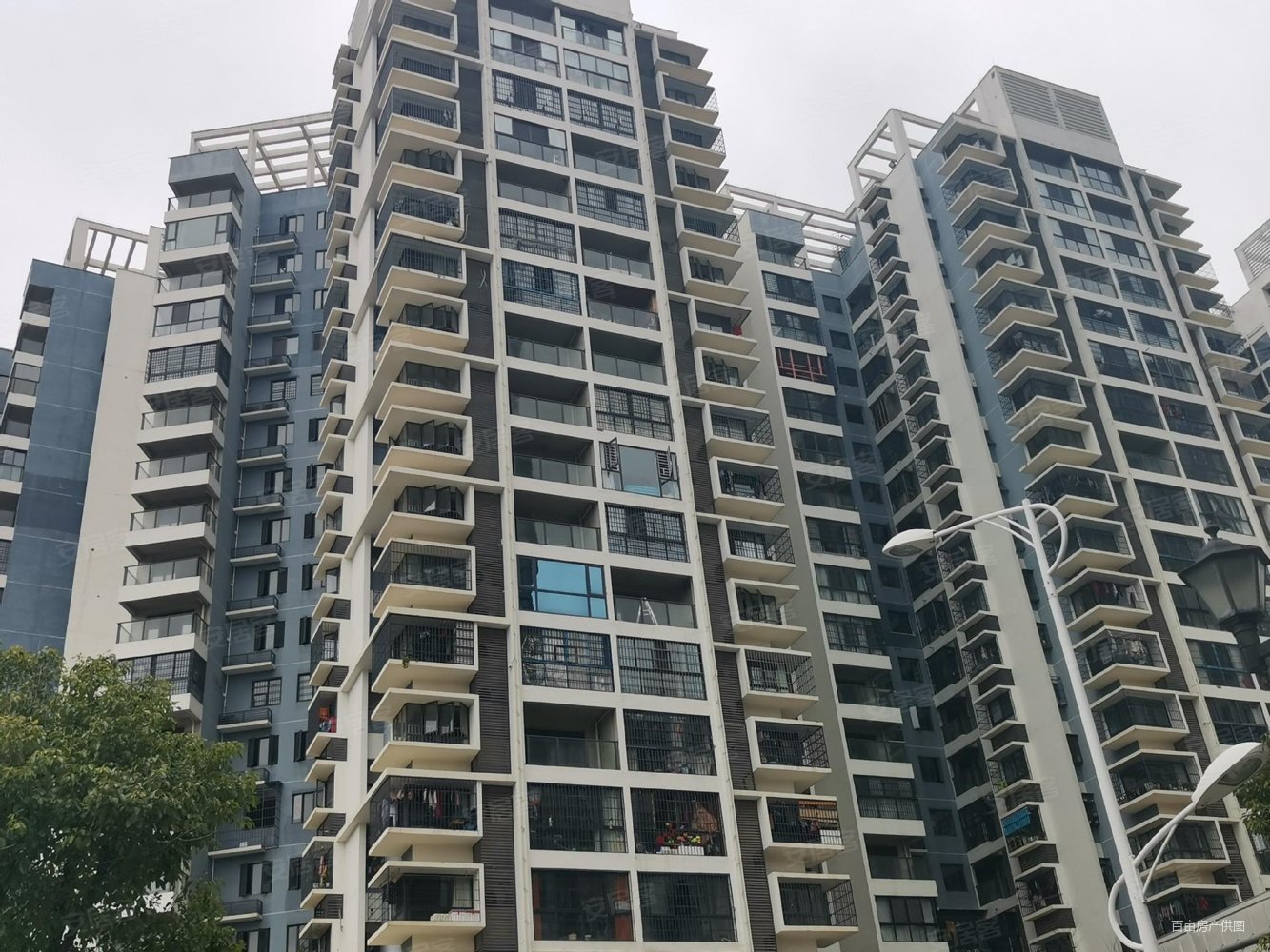 业主低价出售荣军路优山美地电梯中层4房2厅123平仅售65万