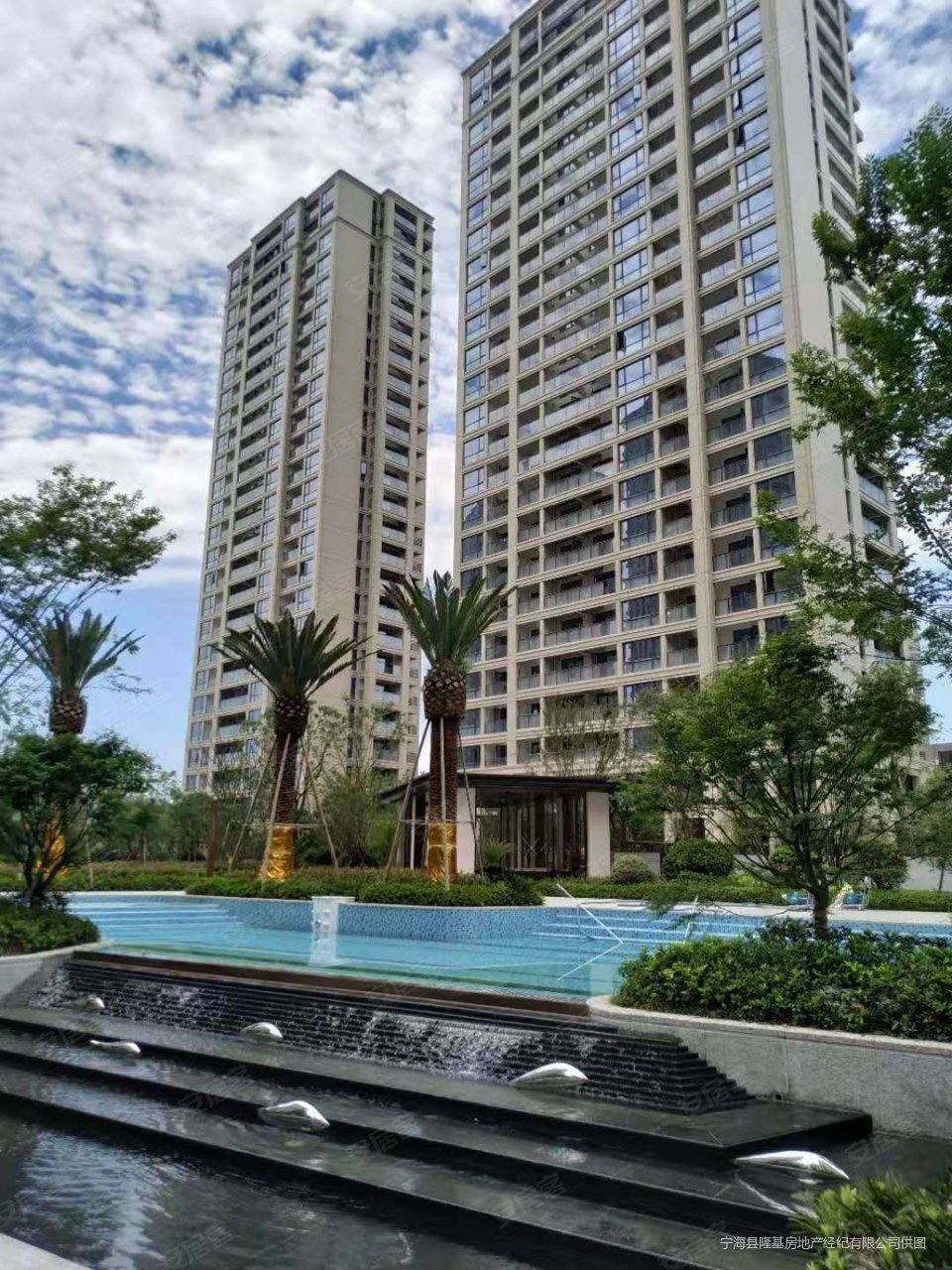 海湖府140平中庭位置12楼共16楼含车位储毛坯285万