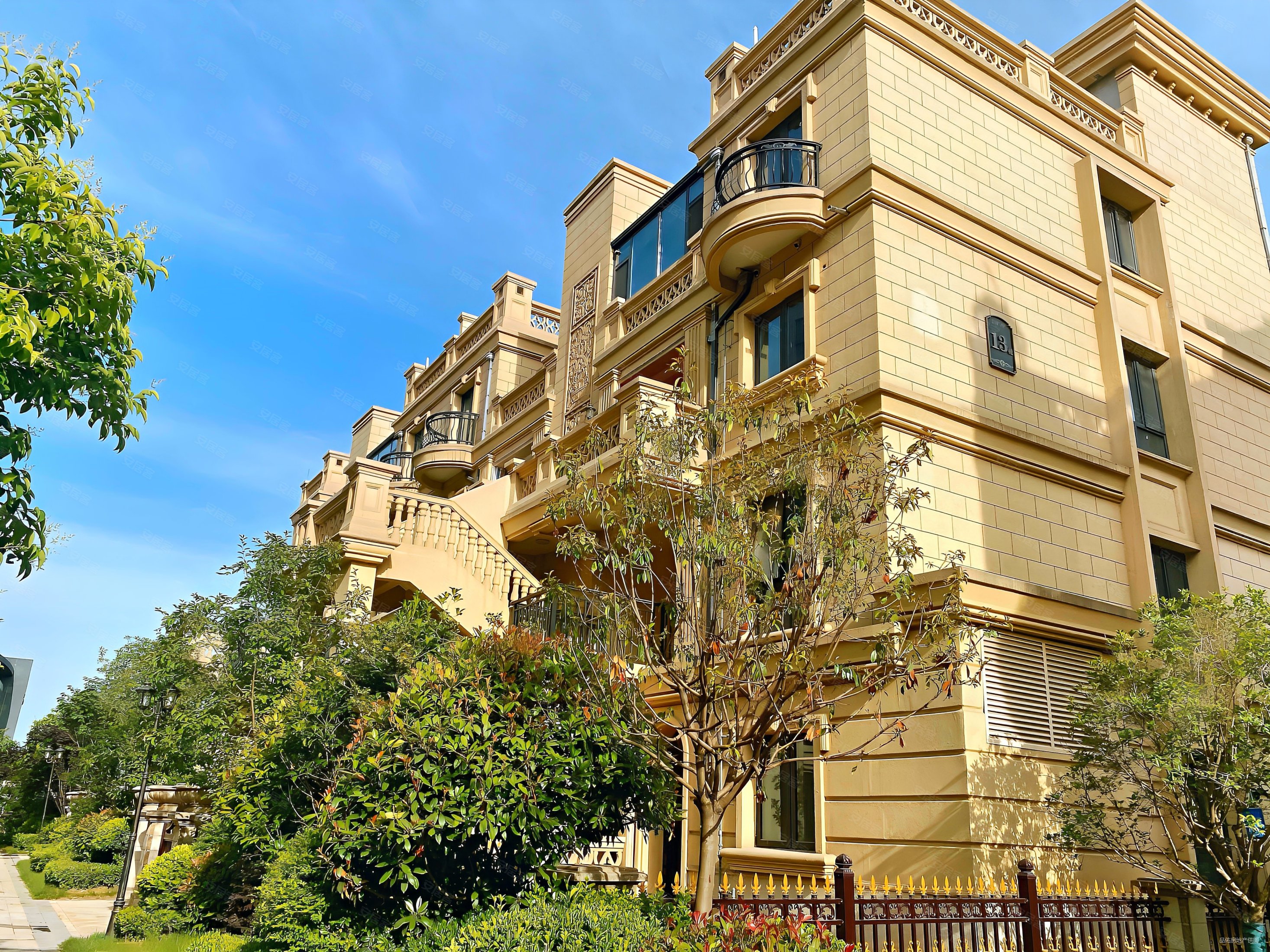 荣德河与墅 上叠赠送露台 采光好 三套房设计 急售