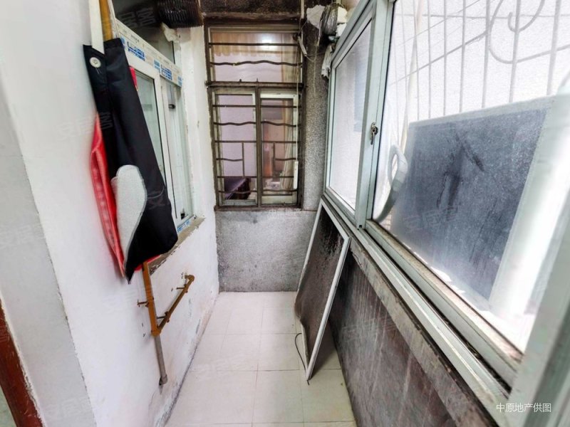 建安花园 小三房 灵芝地铁口  产权清晰 中间楼层 精装好房