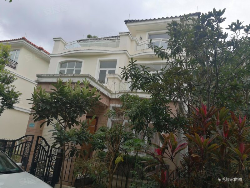 三正半山豪苑(别墅) 出行方便 商业配套齐全 正南朝向