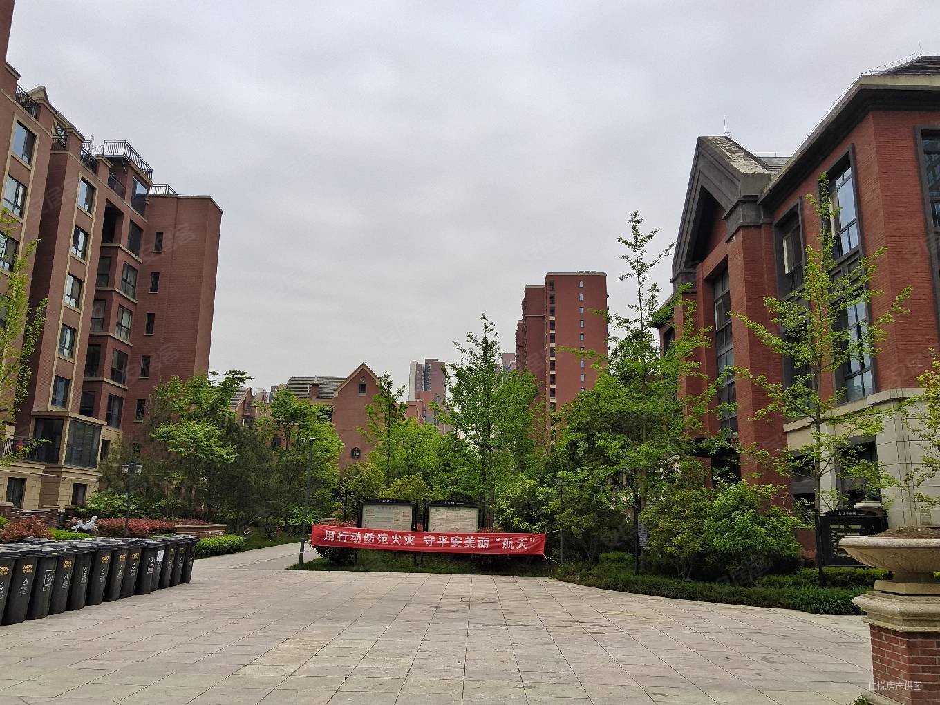 山水香堤溪墅 房本满两年 精装修 国企开发商 地铁口 公园