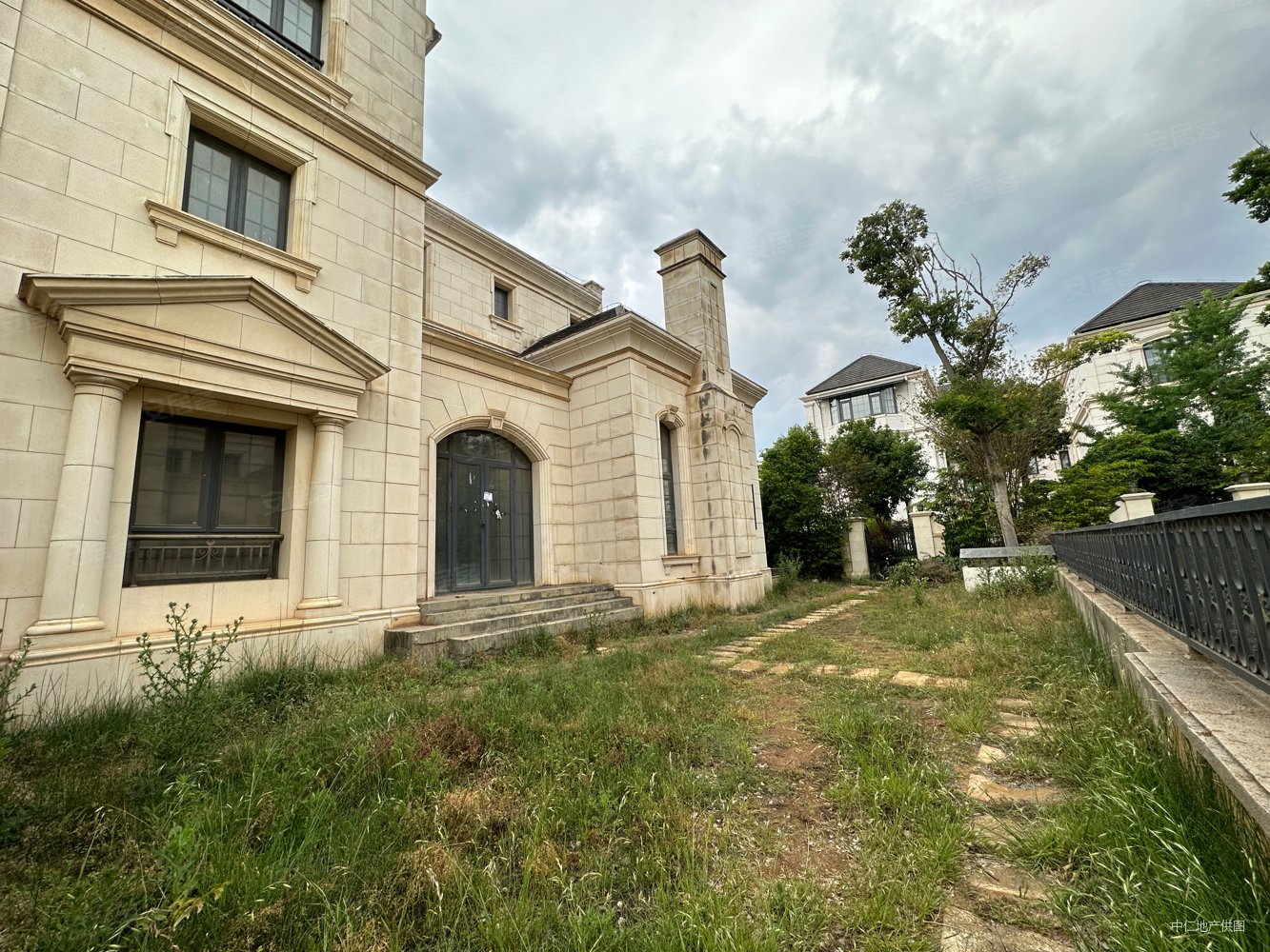 生态半岛超大独栋庄园别墅 占地3亩超大花园 急甩4500万