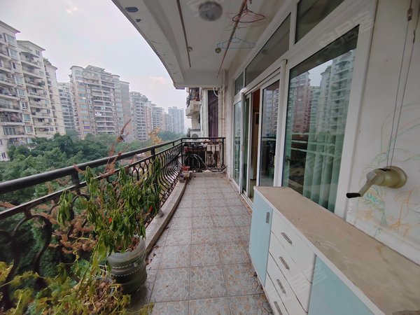 重庆南岸学府大道回龙湾小区装修保持好,业主好说话!