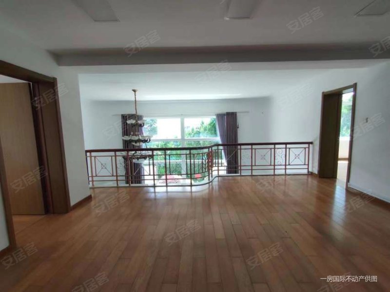 金海湾(别墅) 交通便捷 小区绿化高 楼层好 满五 板楼