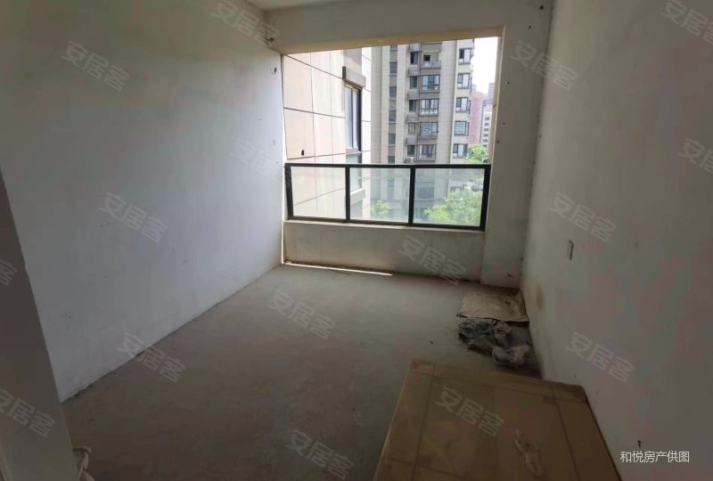 保利罗兰春天 商品住宅 刚需小三居 南北通透 电梯房 楼龄新