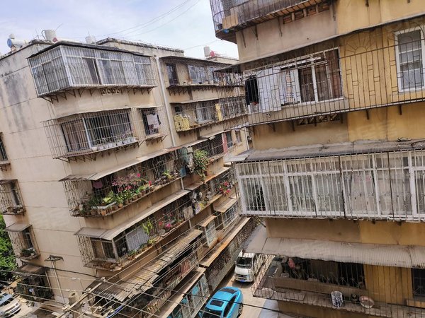 昆明官渡昆明站南窑新村春城路昆明站地铁口旁边,精装修2房,1100一个