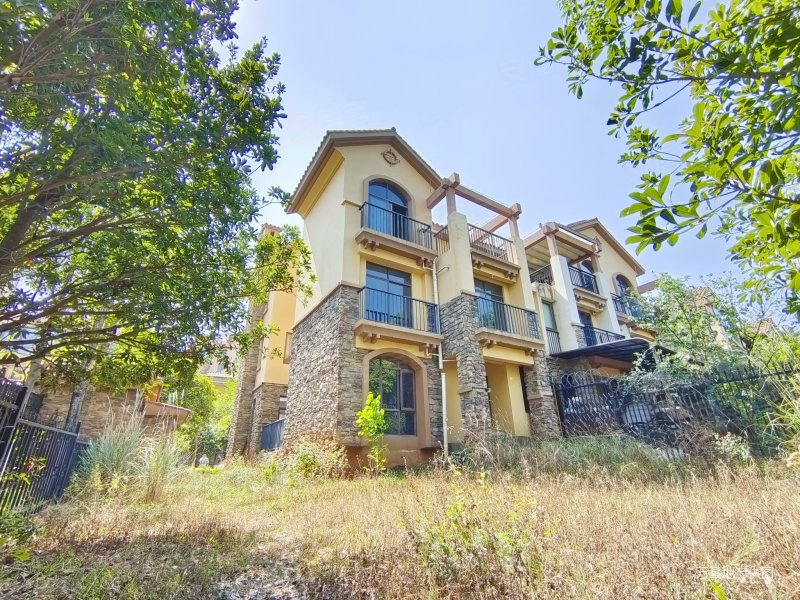 万和300平花园端户别墅客厅中空带露台使用600多急售