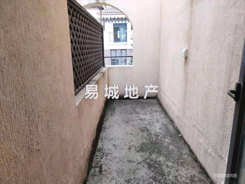 湖景别墅金马湖壹号,5室上下共4层,前后花园还自带车库