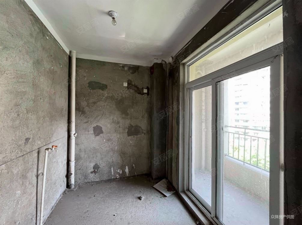 加州玫瑰园退台式花园洋房,赠送三个阳台,实用130平