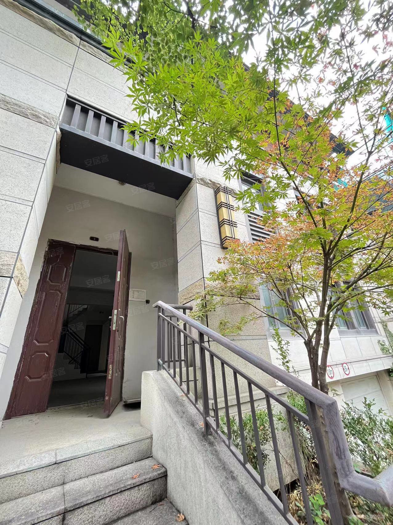 御龙山花园(别墅)6室2厅4卫379㎡南北799万