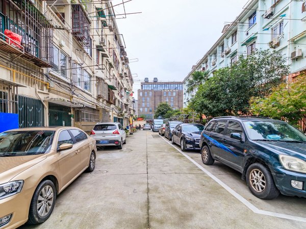 上海徐汇斜土路日晖二村大木桥路地铁4,12号线,精装朝南,一房一厅.