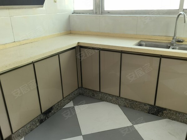 深圳宝安松岗景湖家园松岗地铁6号线旁 精装大三房 户型采光很好 出行