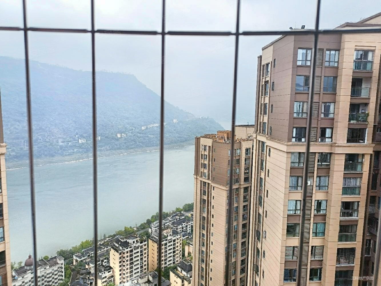 绿地澜屿精装江景3房装修保持8层新业主直售599万