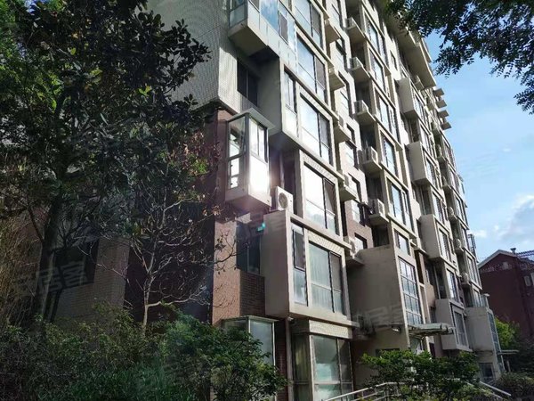 青岛崂山颐中体育场鲁信长春花园鲁信长春花园 一楼带院子 看房方便