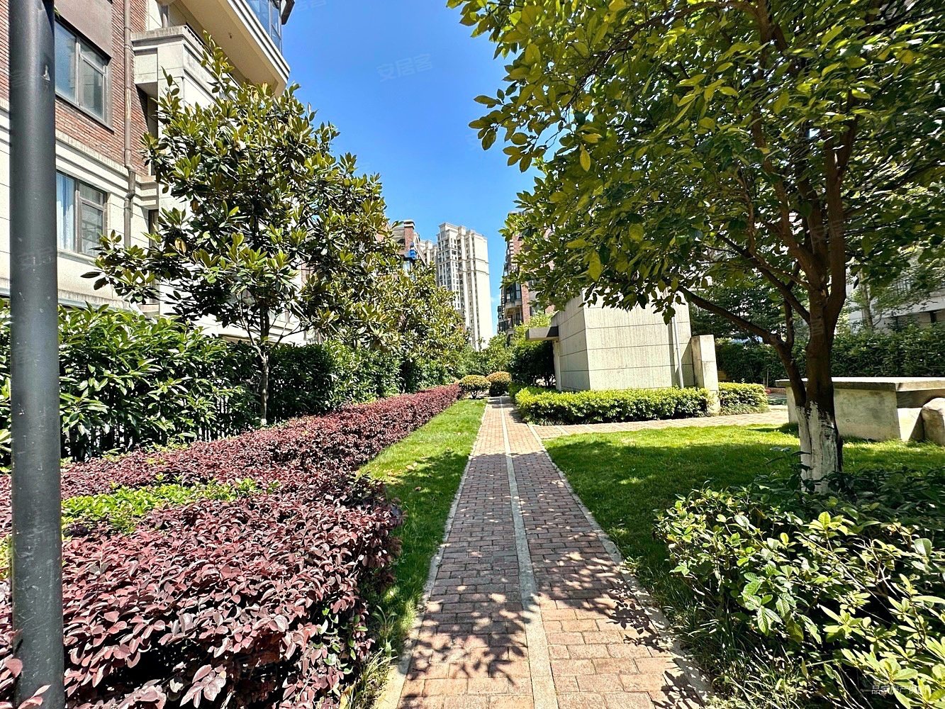 绿地洋房可以做六间房前后花园一百多平米可以做三层急售