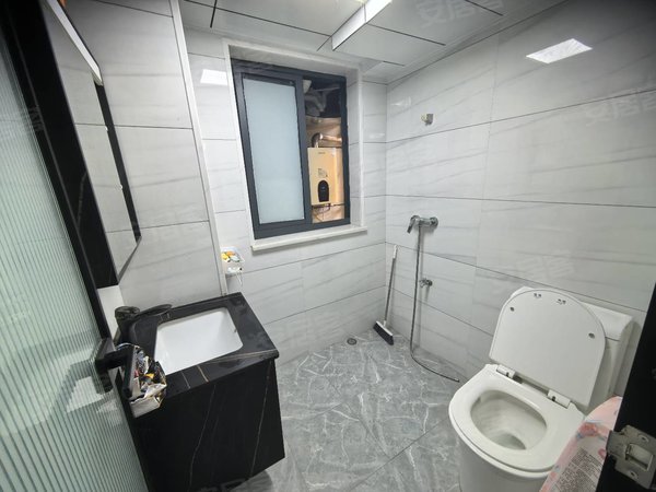 福安解放路阳头广场中梁壹号院(福安)出租中梁复式楼两室套房,装修新,家具家电齐全,月租2100元出租房源真实图片