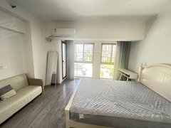 紫峰绿地蓝海，一室一厅的单身公寓，看房方便。