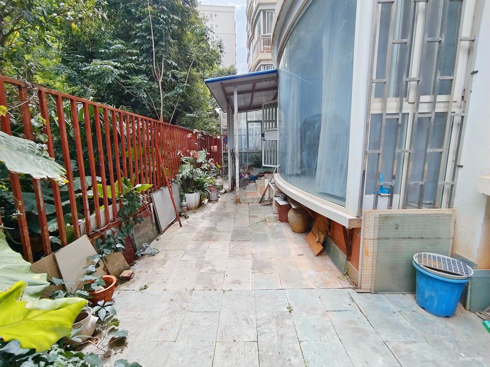 房龄新一楼带花园交通便利配套齐全龙溪花园相当不错本人实拍