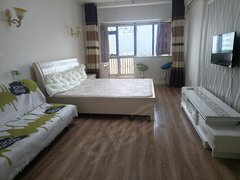 东海东海市区中央广场水晶城边上世贸公馆单身公寓1300月，可以短租家具家电齐全出租房源真实图片