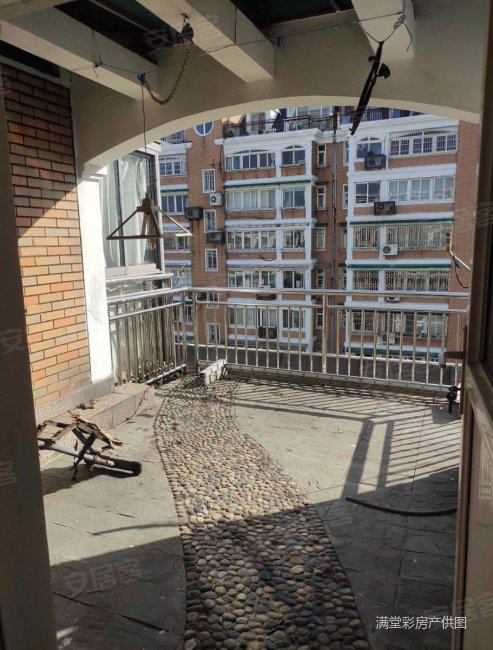 体育馆对面文景花园顶阁3室2厅精装修地铁3号线