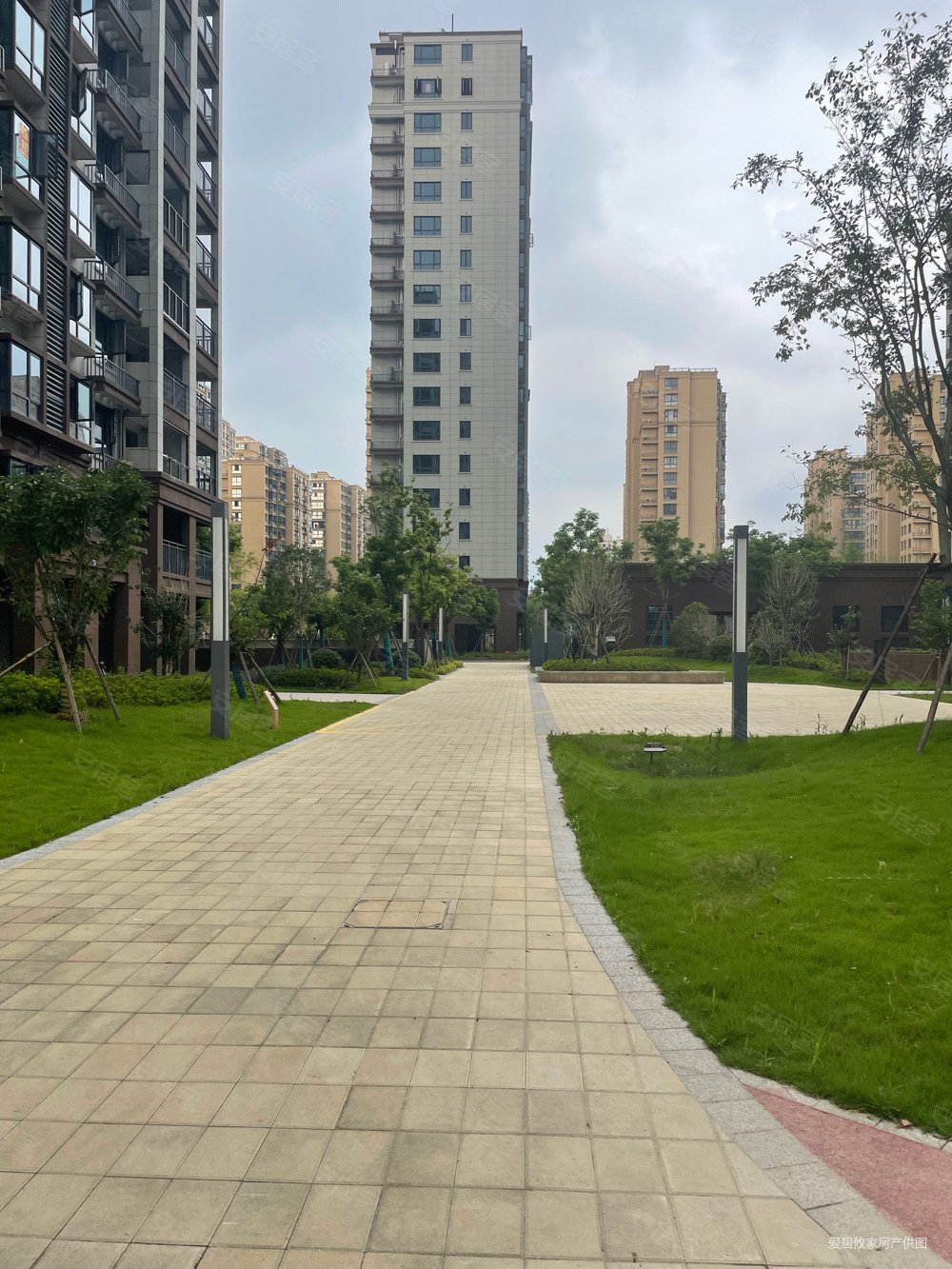 海港城新小区裕和佳苑纯毛坯次新房99平三开间朝南