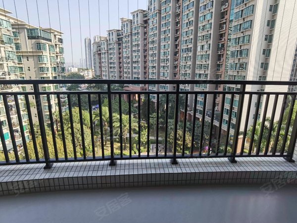 深圳宝安新安御景台豪华装修12号地铁口大4房安静看花园拎包入住家私