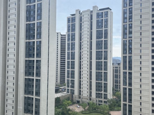 杭州临安临安城区临安宝龙广场(公寓住宅)龙沁城精装三房二卫自住装修