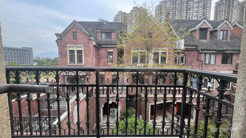 英式独栋别墅尽享奢华有天有地有花园还送2车位