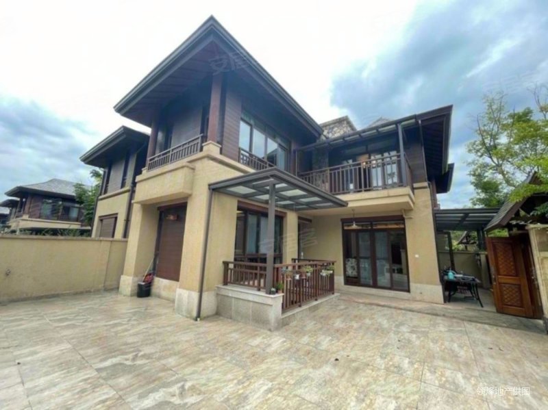 南湖公园豪华别墅赠停车位带百平前后花园随时看房包税