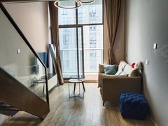 润城第二大道loft公寓全新装修带家具家电2300包含物业费