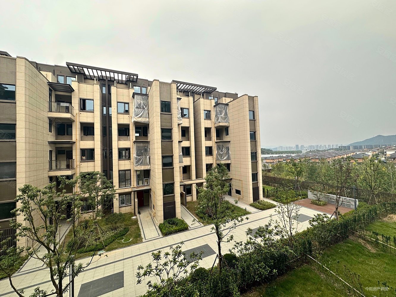 绿地亚洲公园4室2厅3卫128.22㎡南北260万