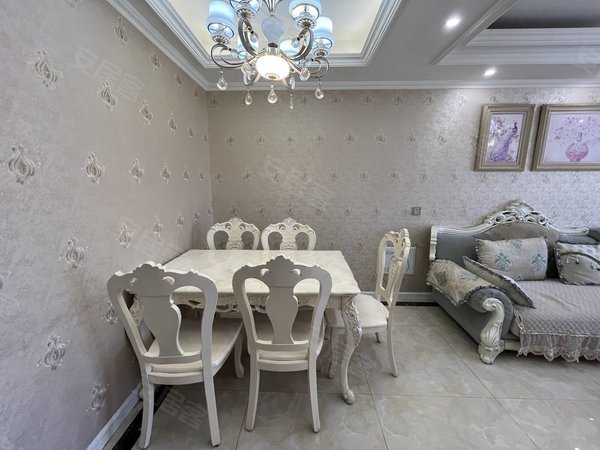 凉山西昌长安中中信国际花城西客站电梯套三双卫带家具家电。价格可谈出租房源真实图片