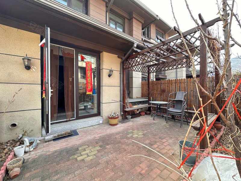 八达岭孔雀城 精装小别墅 有车位 地下室阳台 花房