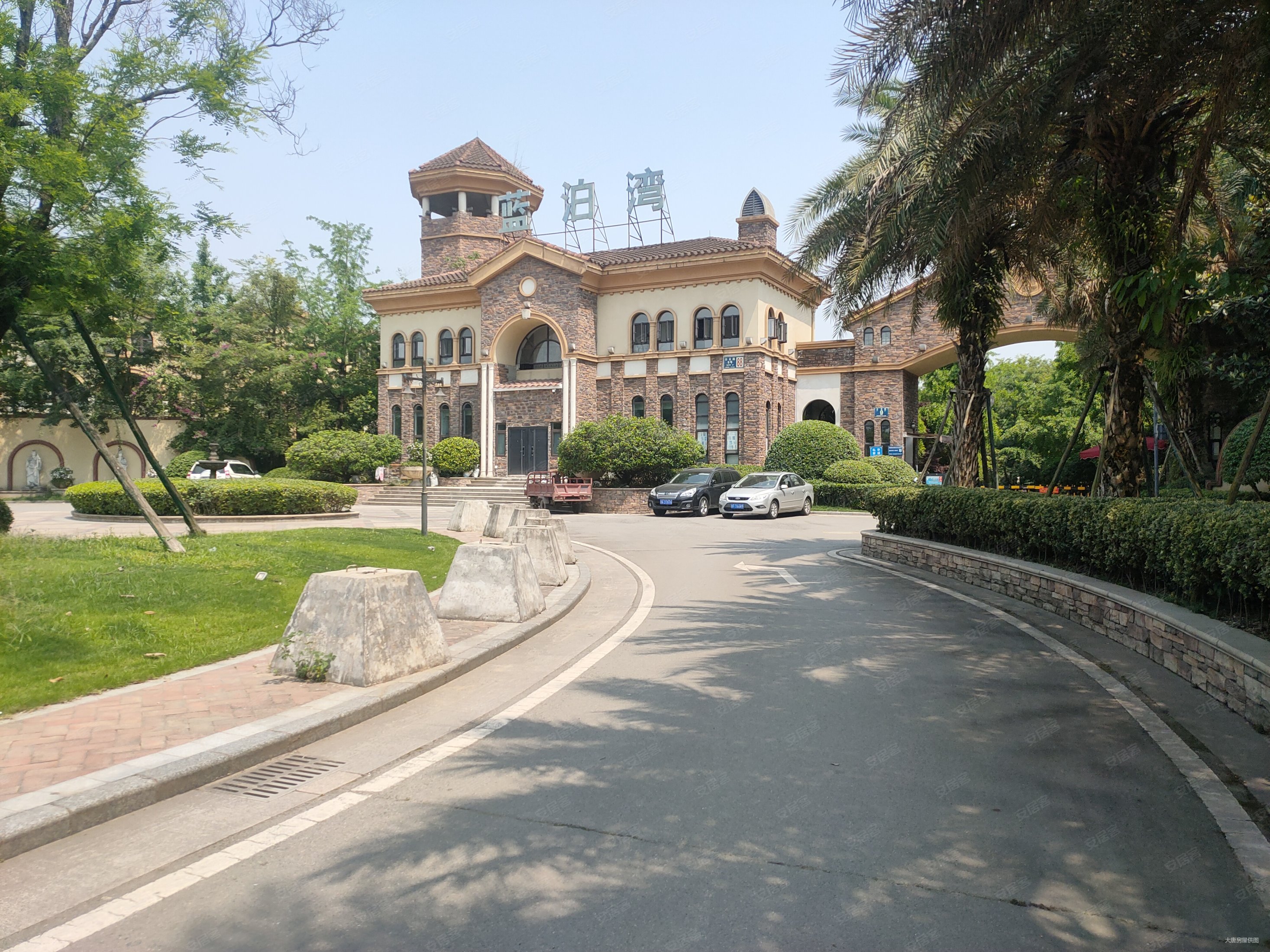 蓝泊湾4室2厅5卫170.04㎡南北303万