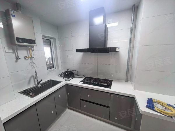 徐州新沂建邺路高铁花园首租高铁花苑电梯房精装修3室1卫，家具家电全配1400出租房源真实图片