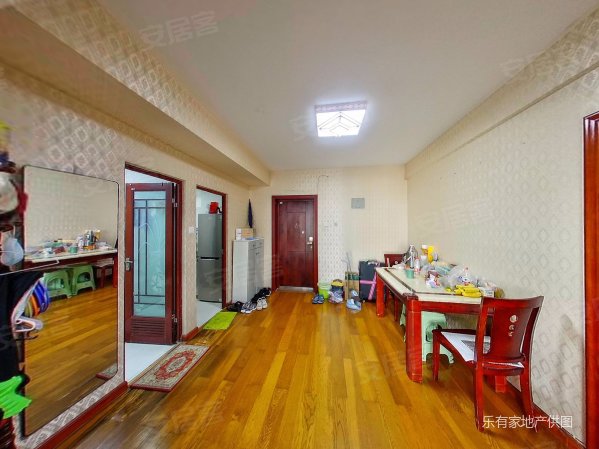 国城花园 商品房 购物方便 精装修 近地铁 小三居