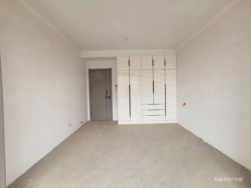 北京路上塞纳波斐电梯房10楼带底屋车位