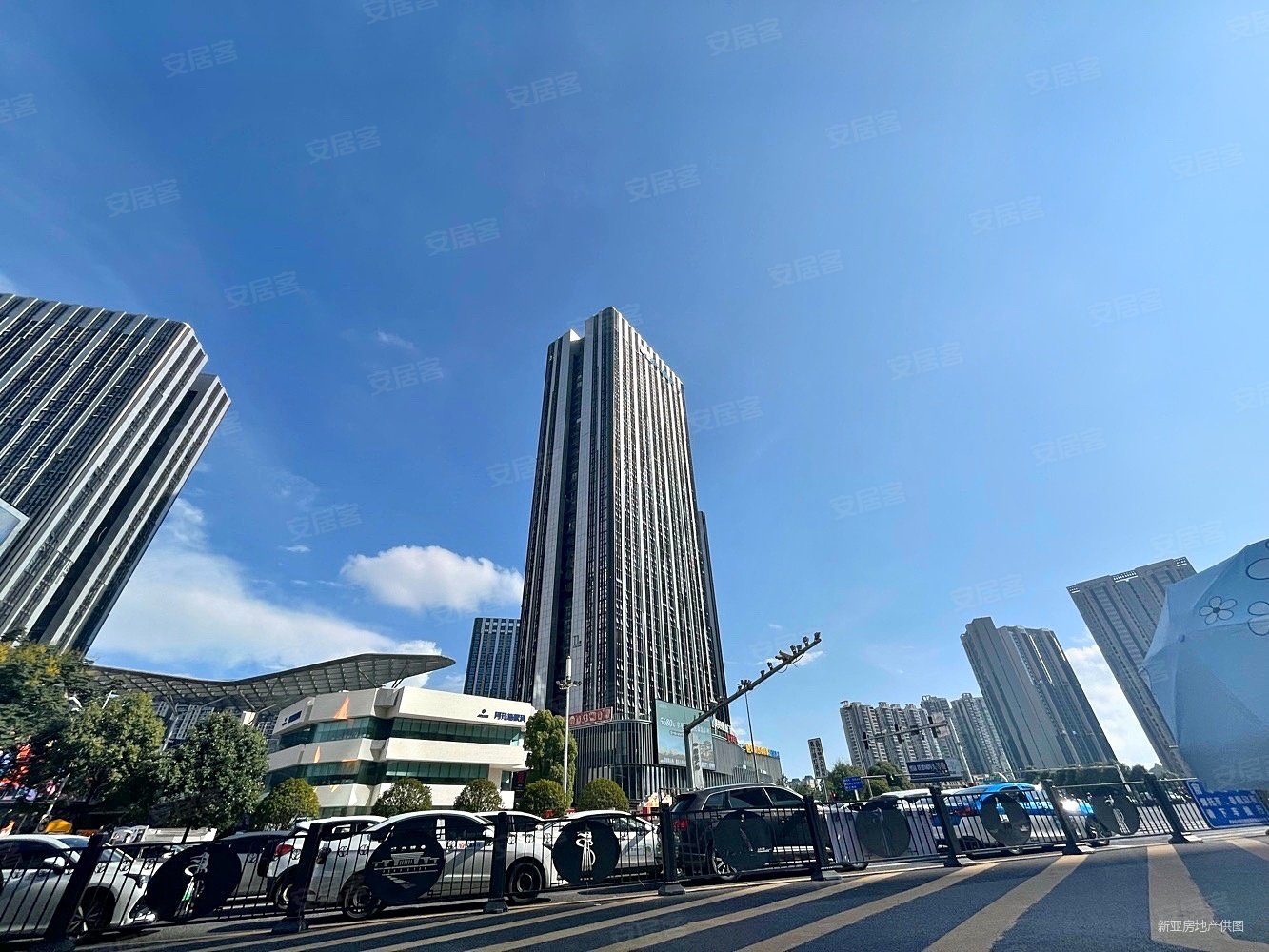 美的置业广场101金融城大厦对面处于繁华的十字路口旁边