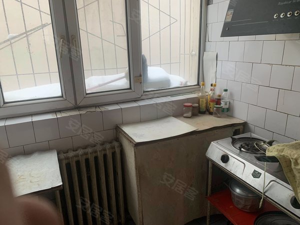 乌鲁木齐沙依巴克西山麓溪花园104团高级中学 2楼步梯房 随时看房