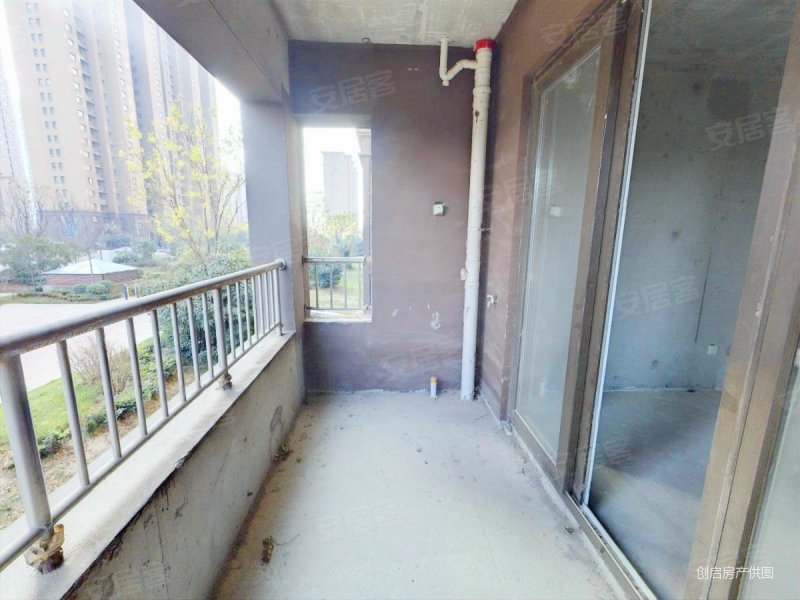 房子采光好,户型方正门口交通便利,购物方便,嘉园蓝湖九郡二手房,64万