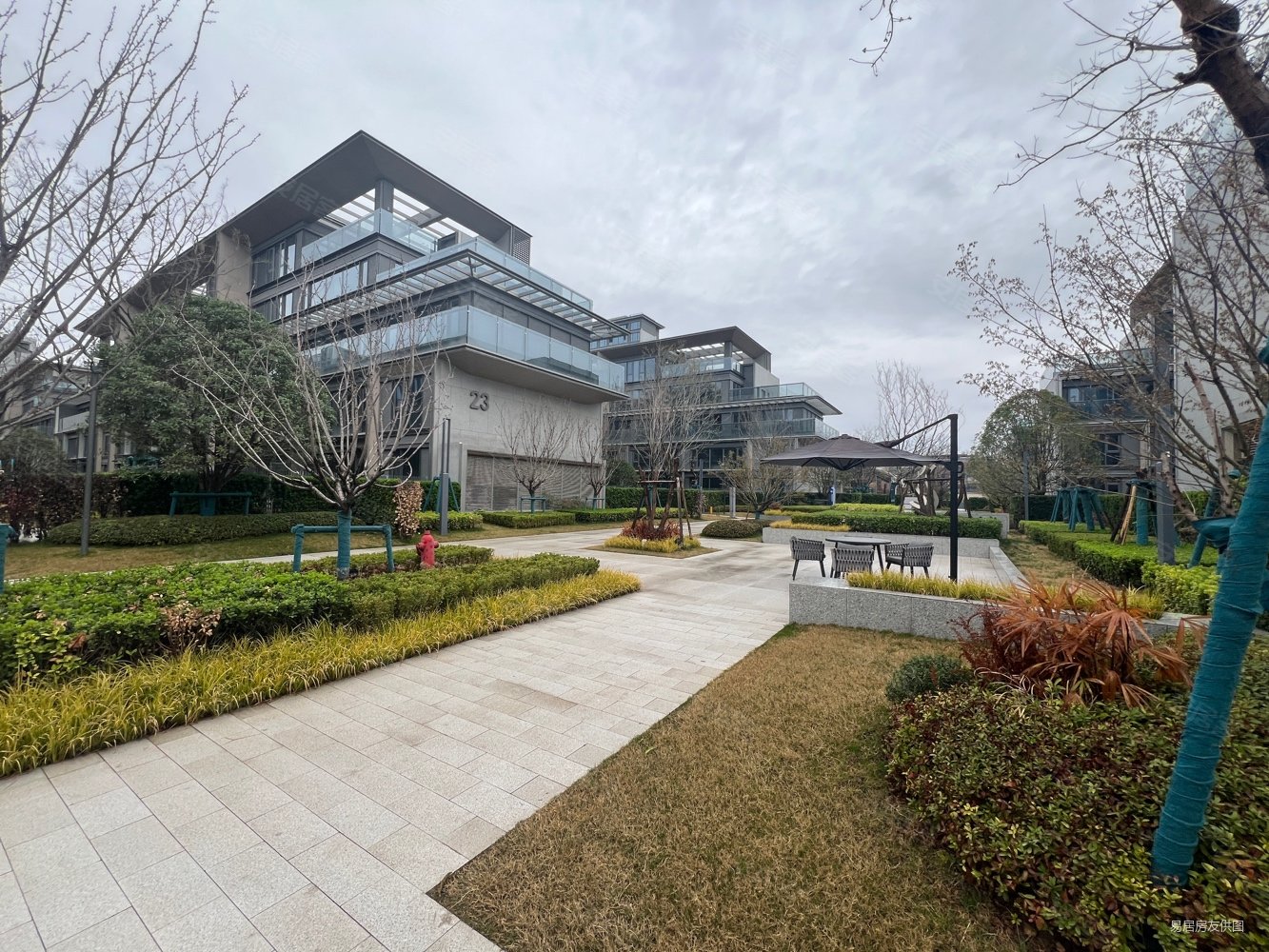 把这套房子推荐给您有实力的朋友海逸长洲洋房一梯一户急售有钥匙